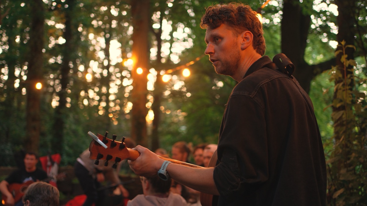 Rutger tijdens een gezellige kampvuuravond